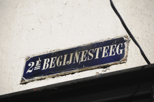 909194 Afbeelding van een oud type straatnaambordje 2e Begijnesteeg in de Begijnesteeg (zijgevel van het pand ...